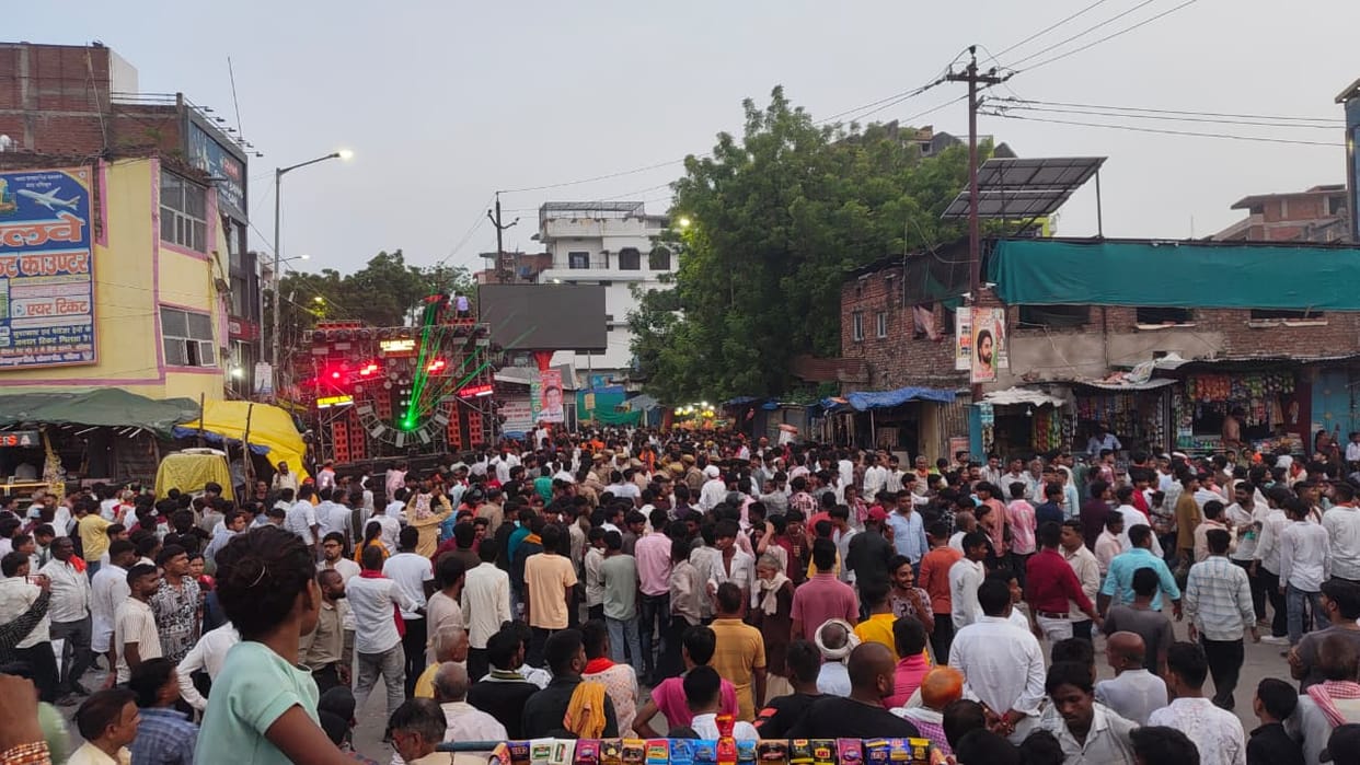 During the Mahaviri Jhanda procession, youths demonstrated martial arts skills set to the tunes of the Hanuman Chalisa and devotional songs.