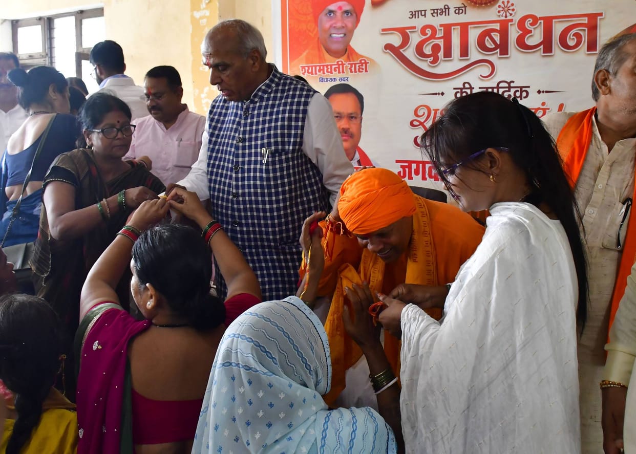 Siddharthnagar News: Prayers offered for a long and prosperous life after tying the Rakhi