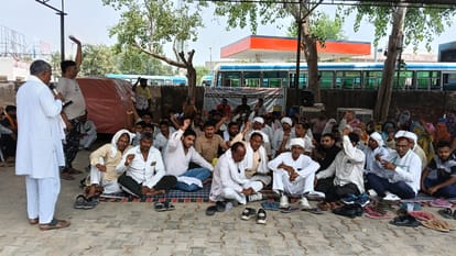 नगर परिषद कार्यालय परिसर में धरने पर बैठे हड़ताली सफाई कर्मचारी। 