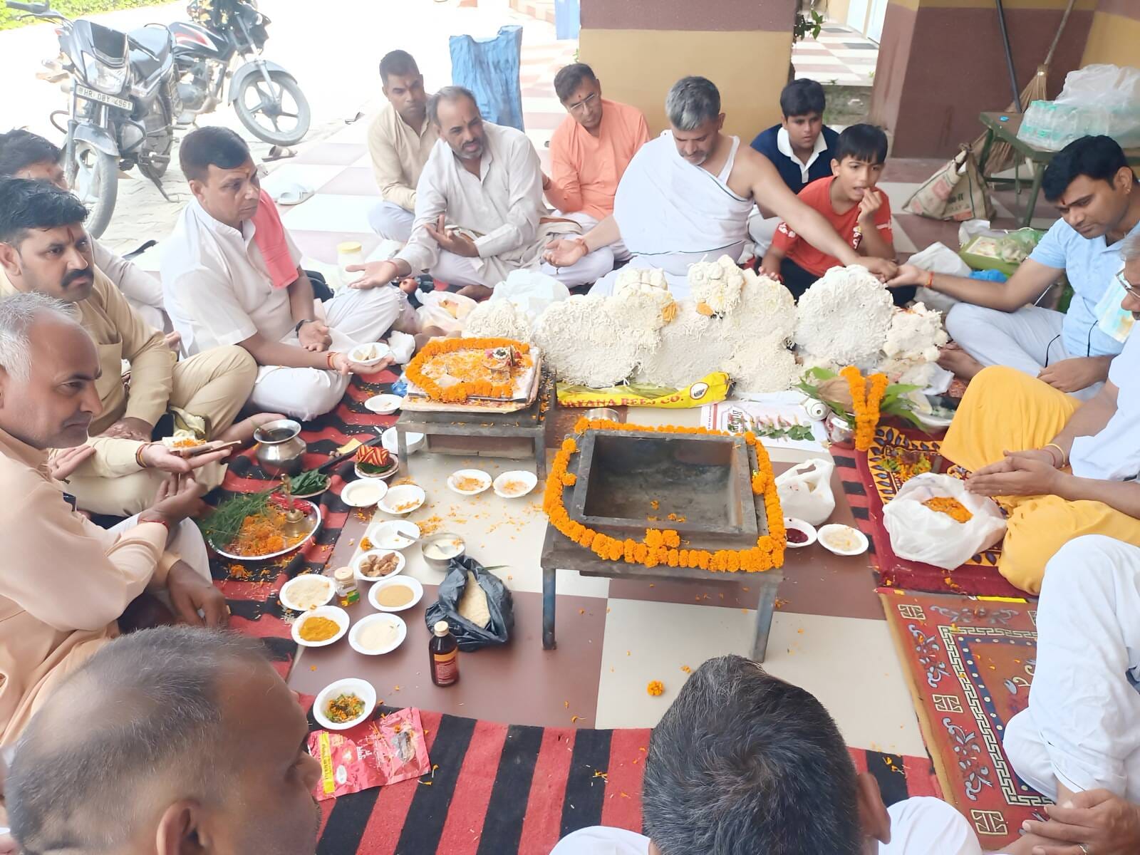 नहर किनारे श्रावणी पर्व पर तर्पण अनुष्ठान करते आचार्य एवं ब्राह्मण समाज के लोग। संवाद
