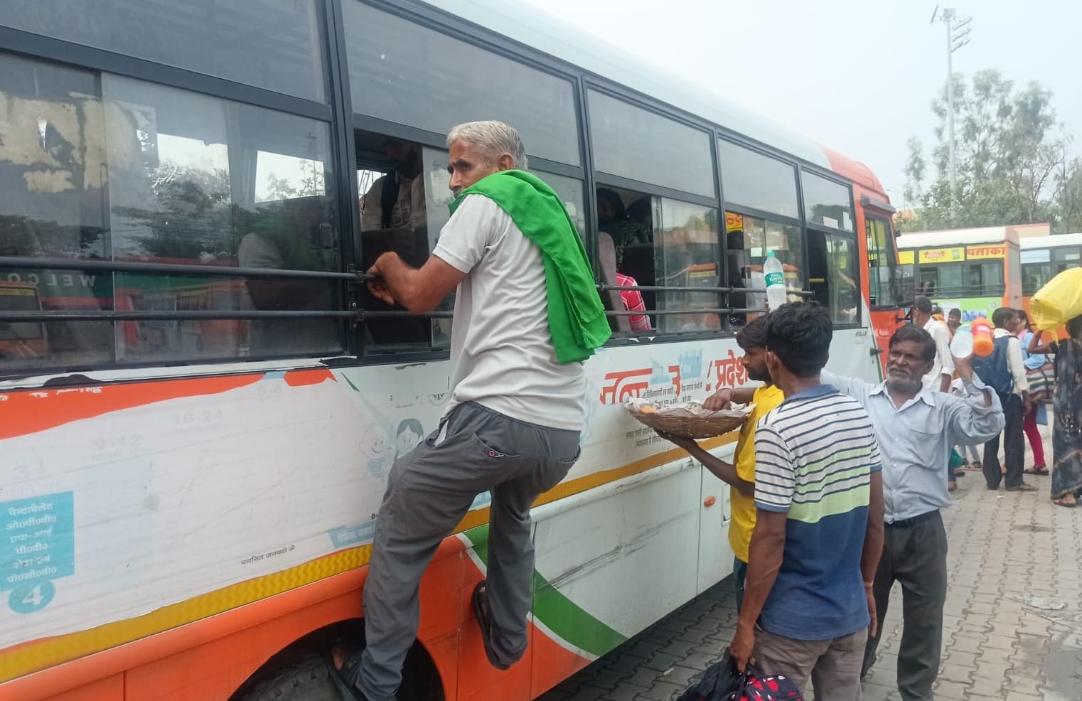 नजीबाबाद-रोडवेज बस में खिड़की के रास्ते चढ़ने का प्रयास करते यात्री। संवाद