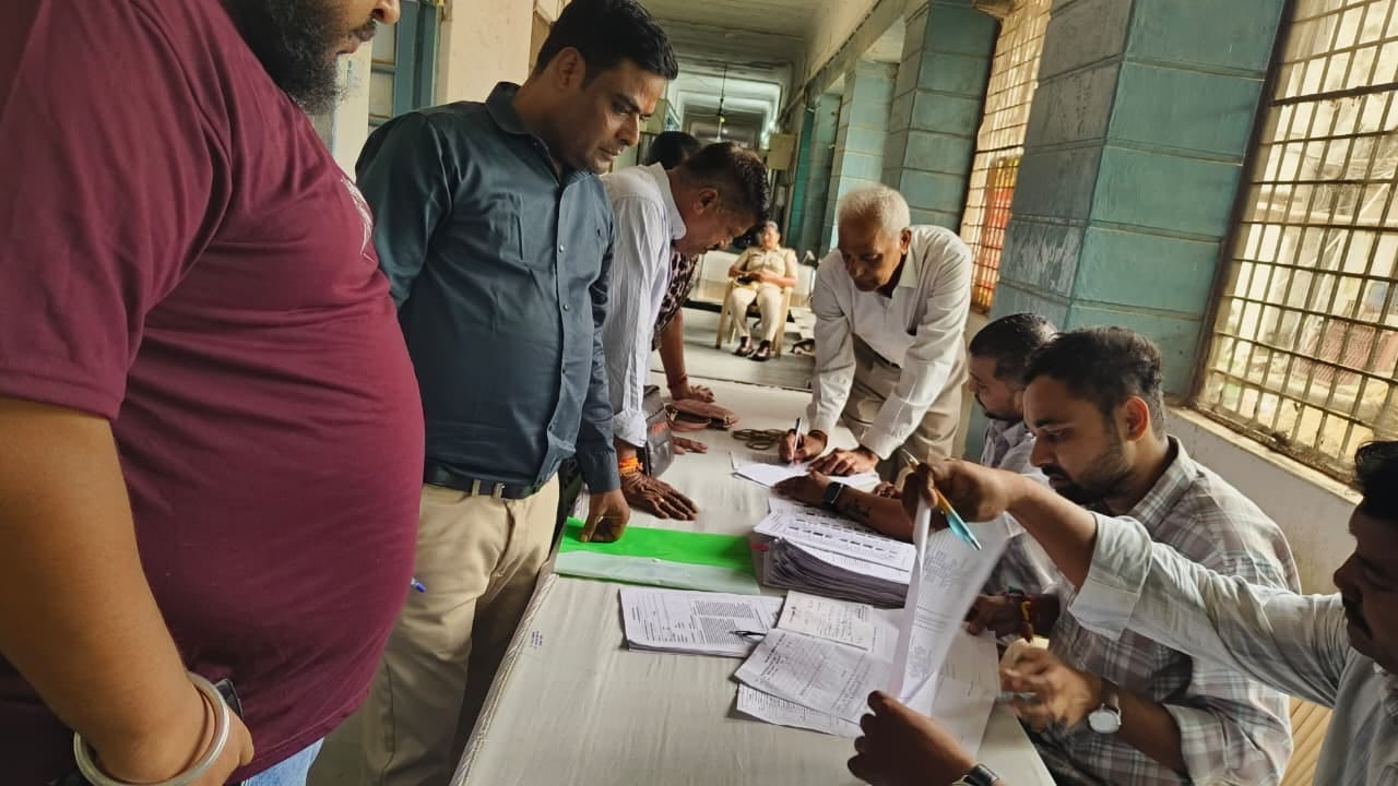 नामांकन पत्र लेने पहुंचे चुनाव लड़ने के इच्छुक लोग।