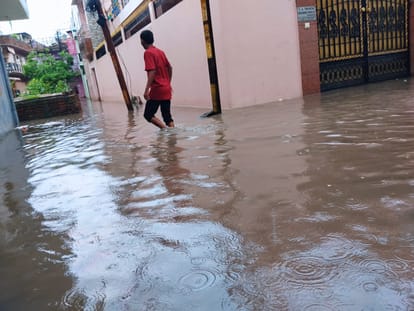 नैनी। जमुना नगर मोहल्ले में गली में भरे बारिश के पानी में खेलते बच्चे। स्रोत मोहल्ला वासी