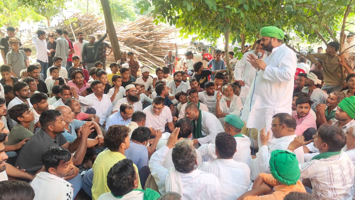 Villagers held a meeting at the Mundali power station.