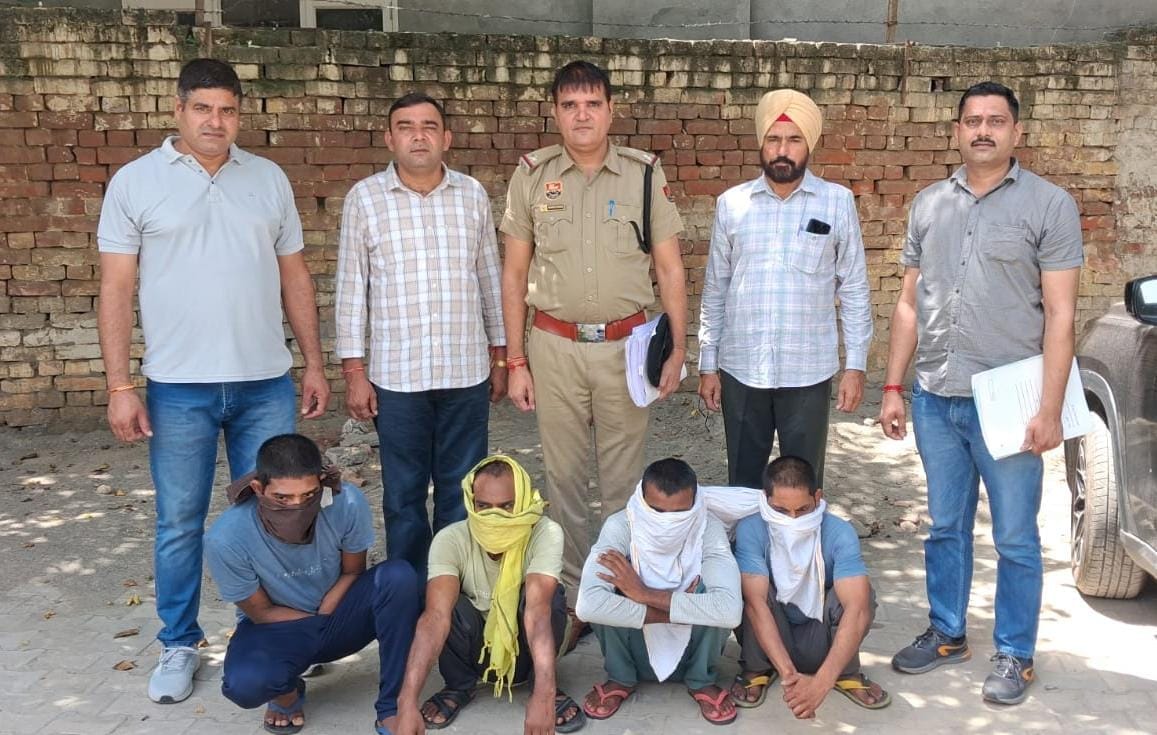 पुलिस गिरफ्त में डकेती के आरोपी। स्रोत : पीआरओ पुलिस