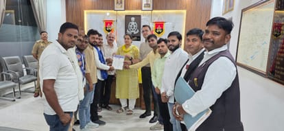 पुलिस कार्यालय में डीएम-एसएसपी को ज्ञापन सौंपते भीम आर्मी भारत एकता मिशन यूनिट बदायूं के पदाधि