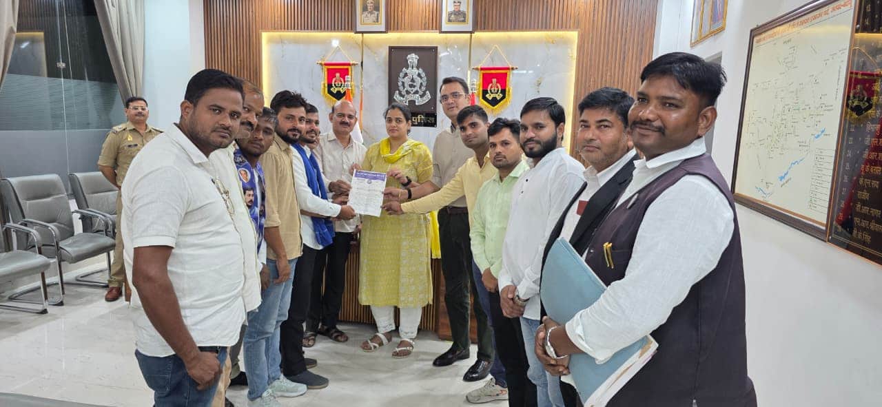 पुलिस कार्यालय में डीएम-एसएसपी को ज्ञापन सौंपते भीम आर्मी भारत एकता मिशन यूनिट बदायूं के पदाधि