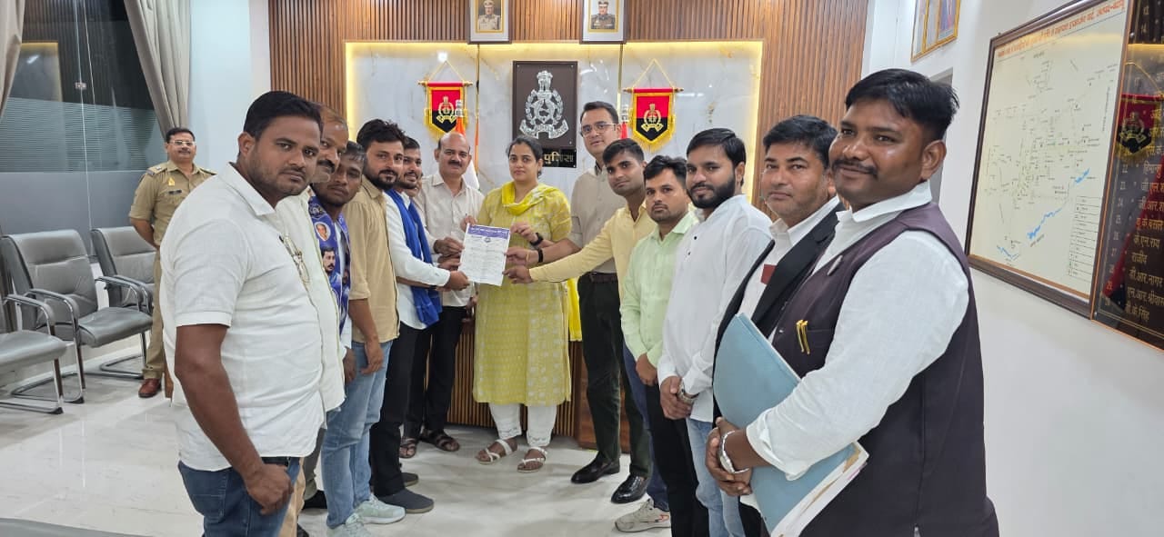 पुलिस कार्यालय में डीएम-एसएसपी को ज्ञापन सौंपते भीम आर्मी भारत एकता मिशन यूनिट बदायूं के पदाधि