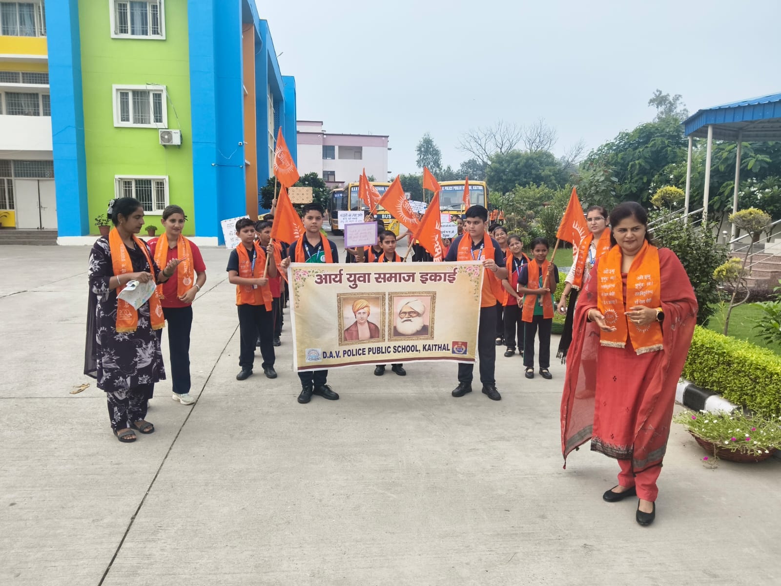 प्रभात फेरी निकाल वैदिक सद्भावना का संदेश देते विद्यार्थी। विज्ञप्ति