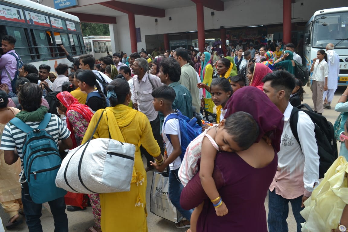 पुराने बस स्टैंड पर बस में चढ़ने के लिए हो रही मारा मारी। संवाद