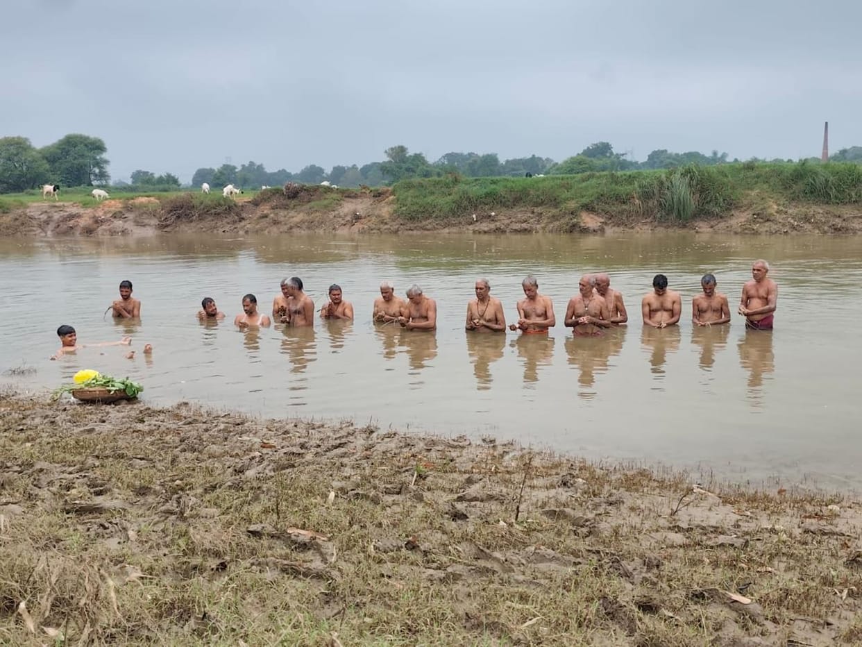 The pilgrimage priest performed the Shravani Upakarma.