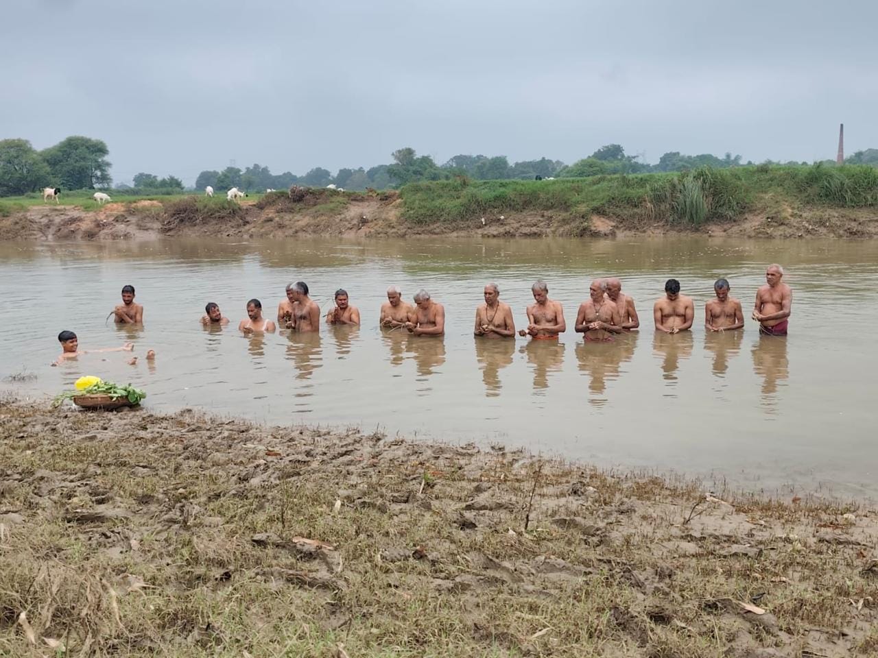 पटेहरा रामघाट कर्णावती नदी में श्रावणी उपाकर्म करते लोग।- सोशल मीडिया।