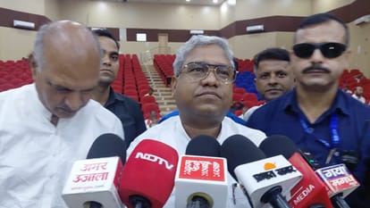 बिहार सरकार के मंत्री संतोष सुमन मीडिया से बात करते हुए।