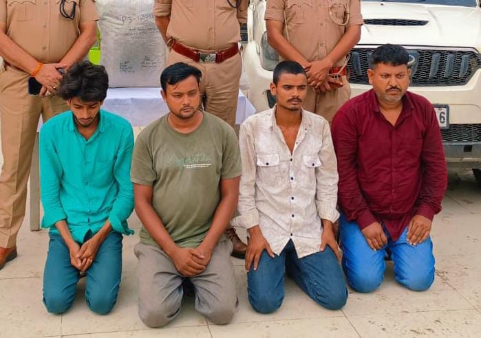 रॉबर्ट्सगंज कोतवाली में गाजा तस्कर के आरोपी।