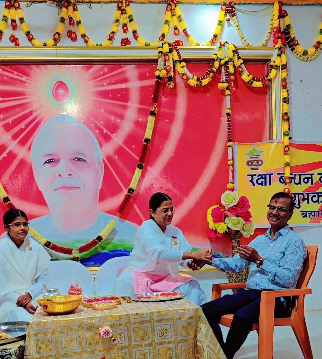 Brahmakumari sisters tied the thread of affection on Raksha Bandhan.
