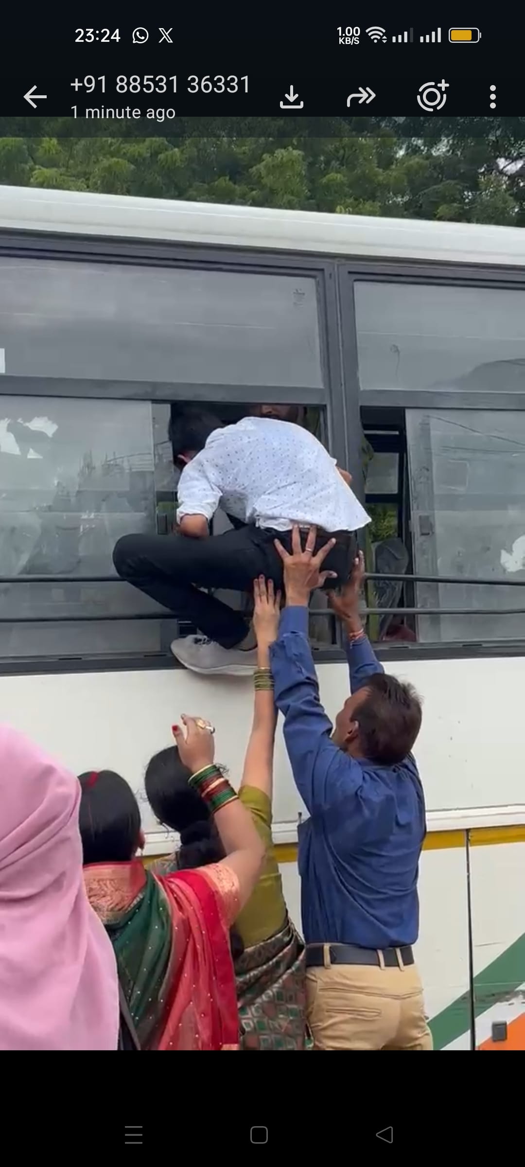 रोडवेज बस स्टैंड पर सीट लेने के लिए खिड़की से चढ़ता युवक। वीडियो ग्रैब