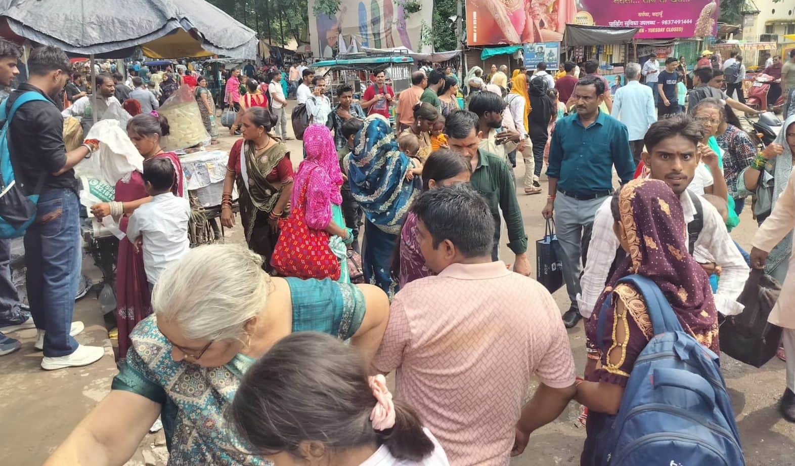 रोडवेज चौराहा पर बसों का इंतजार करती सवारियां। संवाद