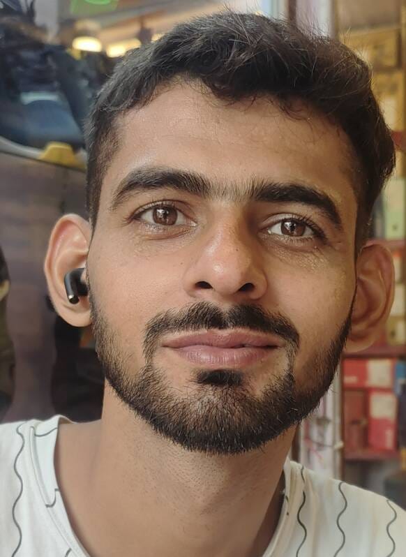 Zero stands, 14,780 e-rickshaws... drivers looking for passengers on the road itself