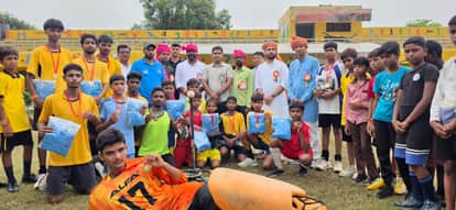 राजकीय एकलव्य स्टेडियम में आयोजित हॉकी प्रतियोगिता में विजेता टीम व अतिथिगण। स्रोत खेल विभाग