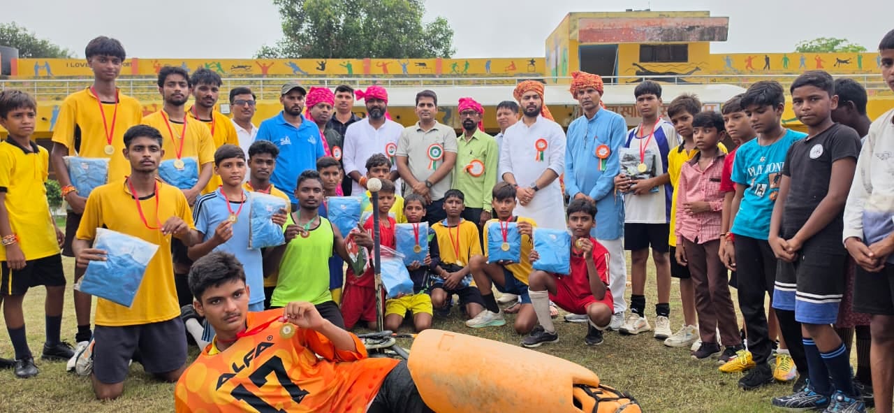 राजकीय एकलव्य स्टेडियम में आयोजित हॉकी प्रतियोगिता में विजेता टीम व अतिथिगण। स्रोत खेल विभाग