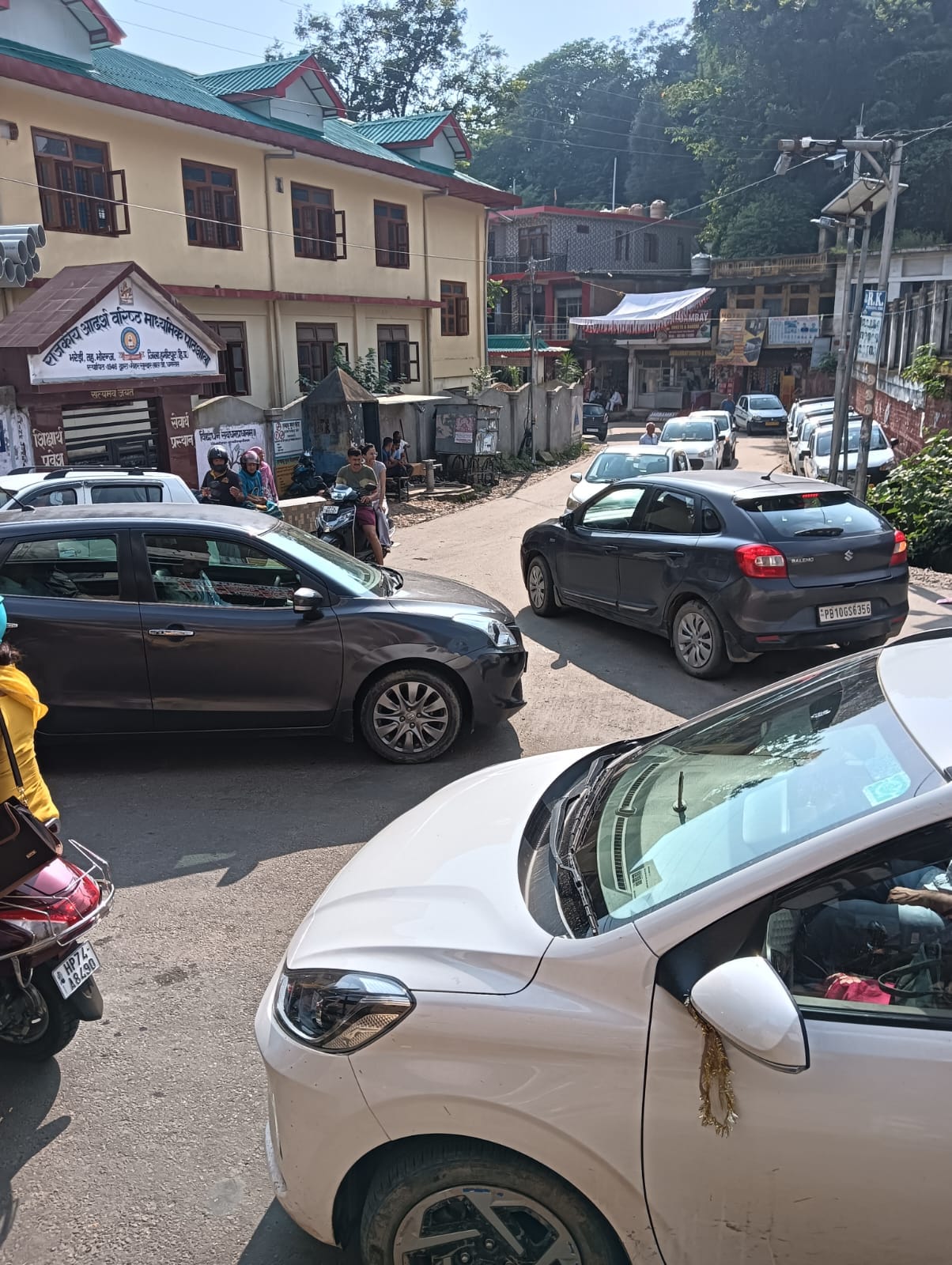 Traffic jam in Bharedi market; motorists inconvenienced for an hour.
