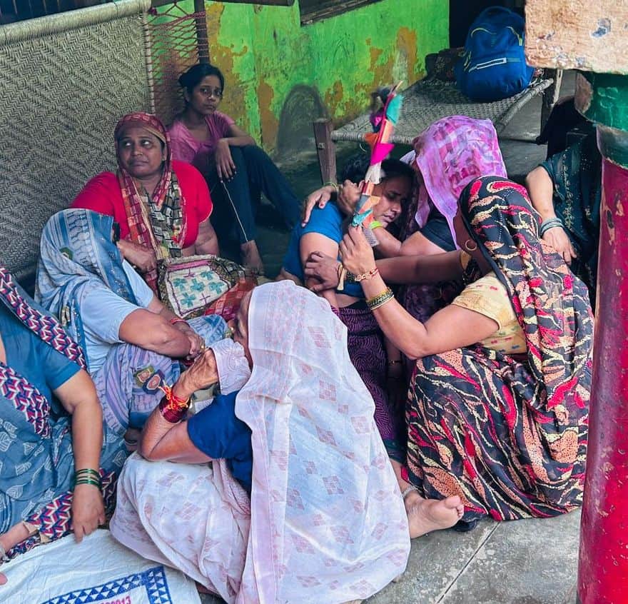 रक्षा बंधन वाले दिन भी तरुण के घर शोक में डूबी महिलाएं। संवाद