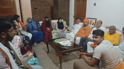 रक्षाबंधन का पर्व मनाते वाराणसी व्यापार मंडल के अध्यक्ष अजीत सिंह बग्गा, महामंत्री रमेश निरंकार