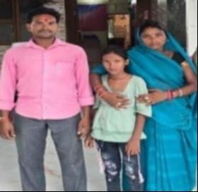 रक्षाबंधन पर माता-पिता के पीछे पैदल निकल जाने वाली बालिका को सौंपती पुलिस। पुलिस विभाग