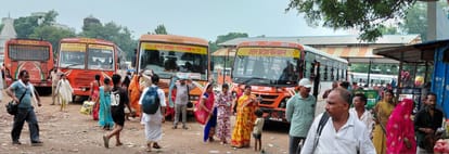 रक्षाबंधन पर निशुल्क यात्रा वाली खबर से संबंधित फोटो।कैप्शन: बस अड्डे पर बस का इंतजार करती