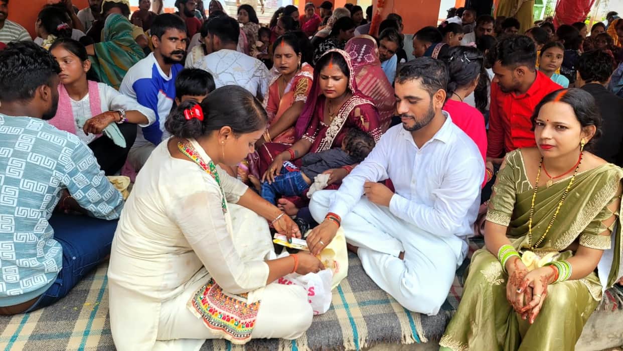 Tying the thread of affection on a brother's wrist