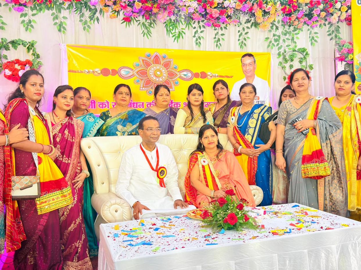 850 sisters tied Rakhis to Rampratap Gupta at the ceremony.