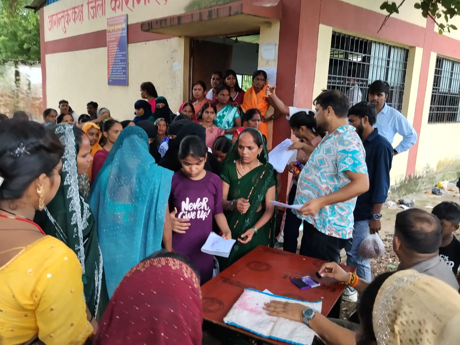 राखी बांधने के लिए जिला जेल में पहुंची महिलाएं।