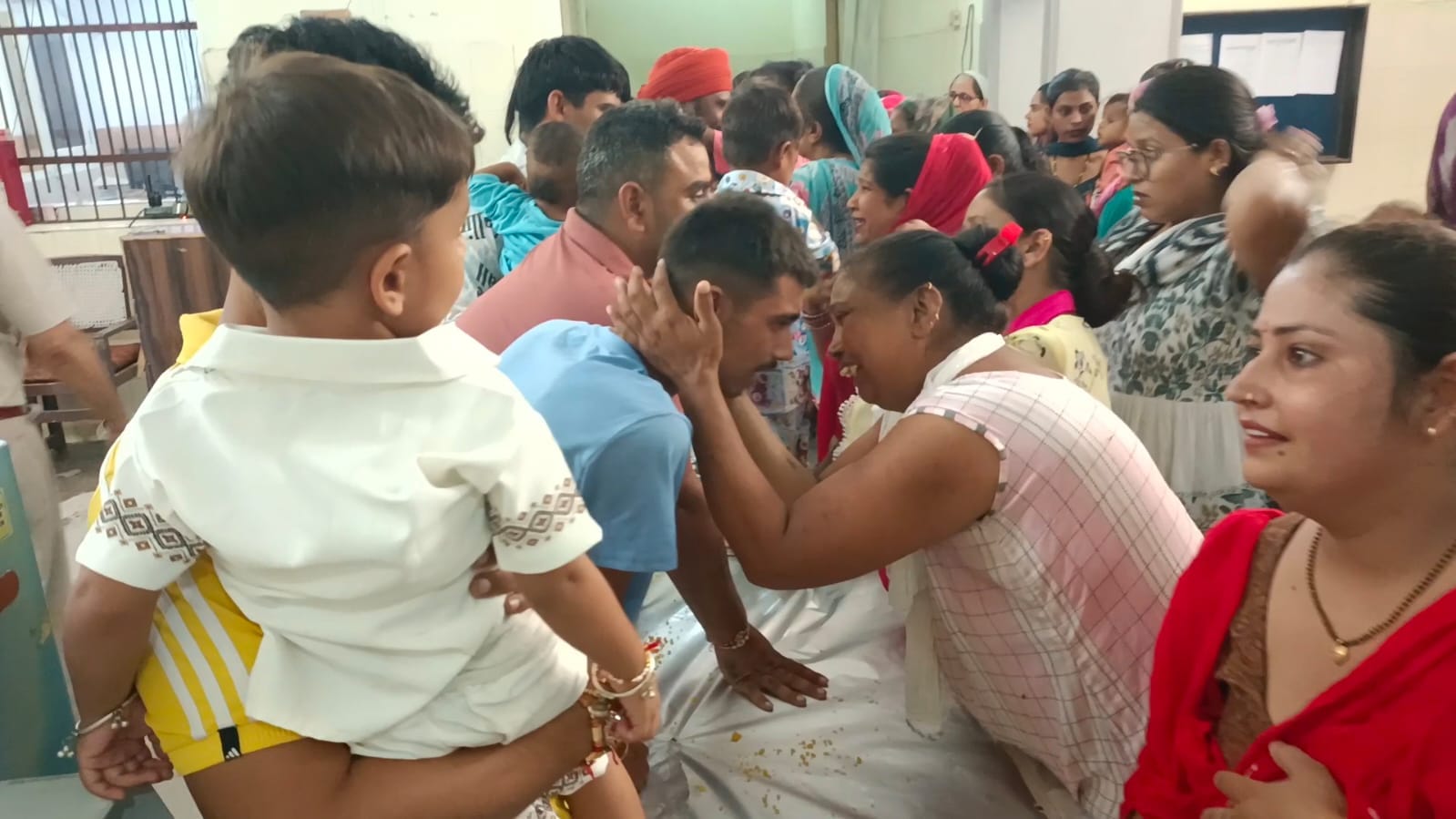 राखी बांधने पहुंची एक बहन अपने भाई से बातचीत करते हुए। संवाद