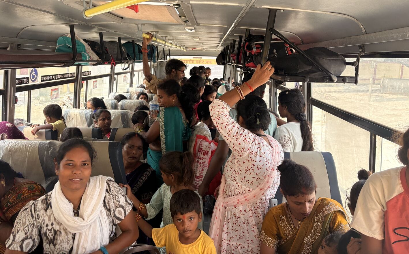 रोड़वेज सिद्धार्थनगर की बस में महिलाओ की लगी भीड़। संवाद