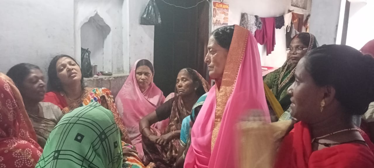 रेवतीपुर थाना क्षेत्र के उतरौली के पास नेशनल हाईवे-124 सी पर सड़क हादसे में मृत सतीश के घर पर ब