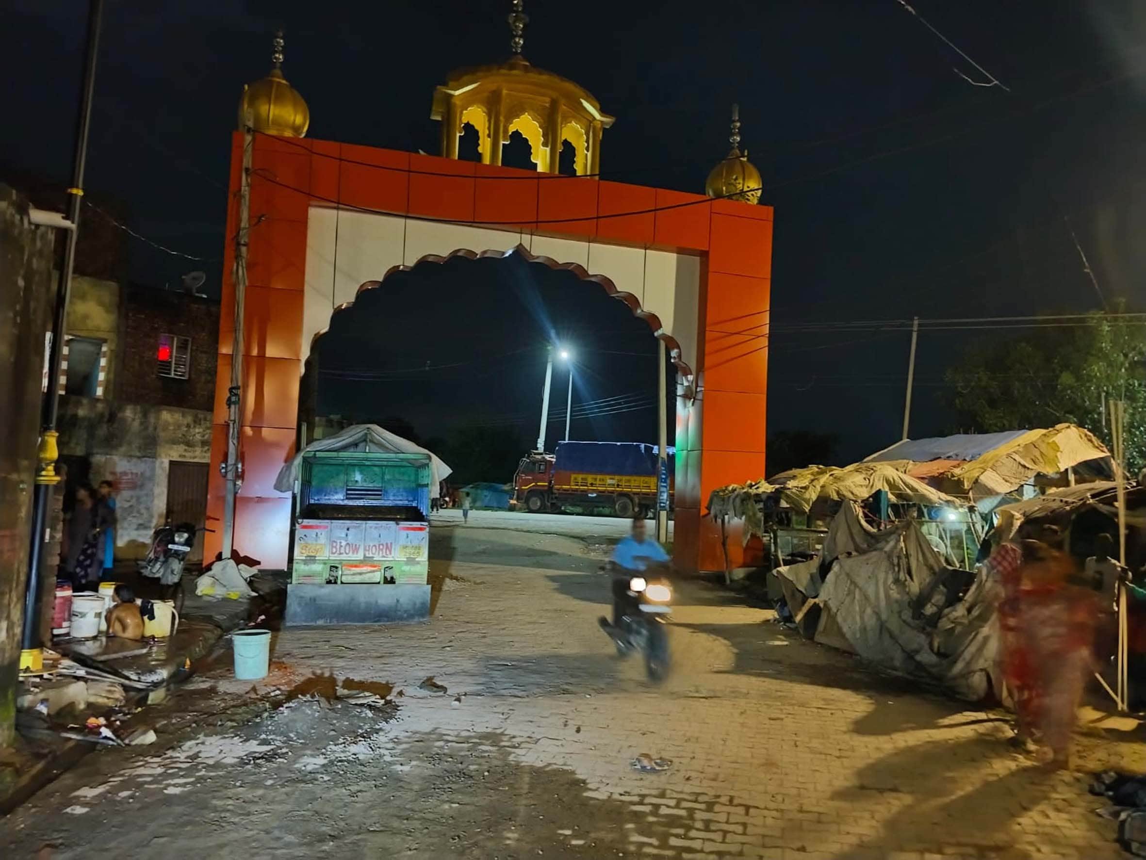 साढौरा में प्रवेश द्वार के पास हुआ अवैध कब्जा। संवाद