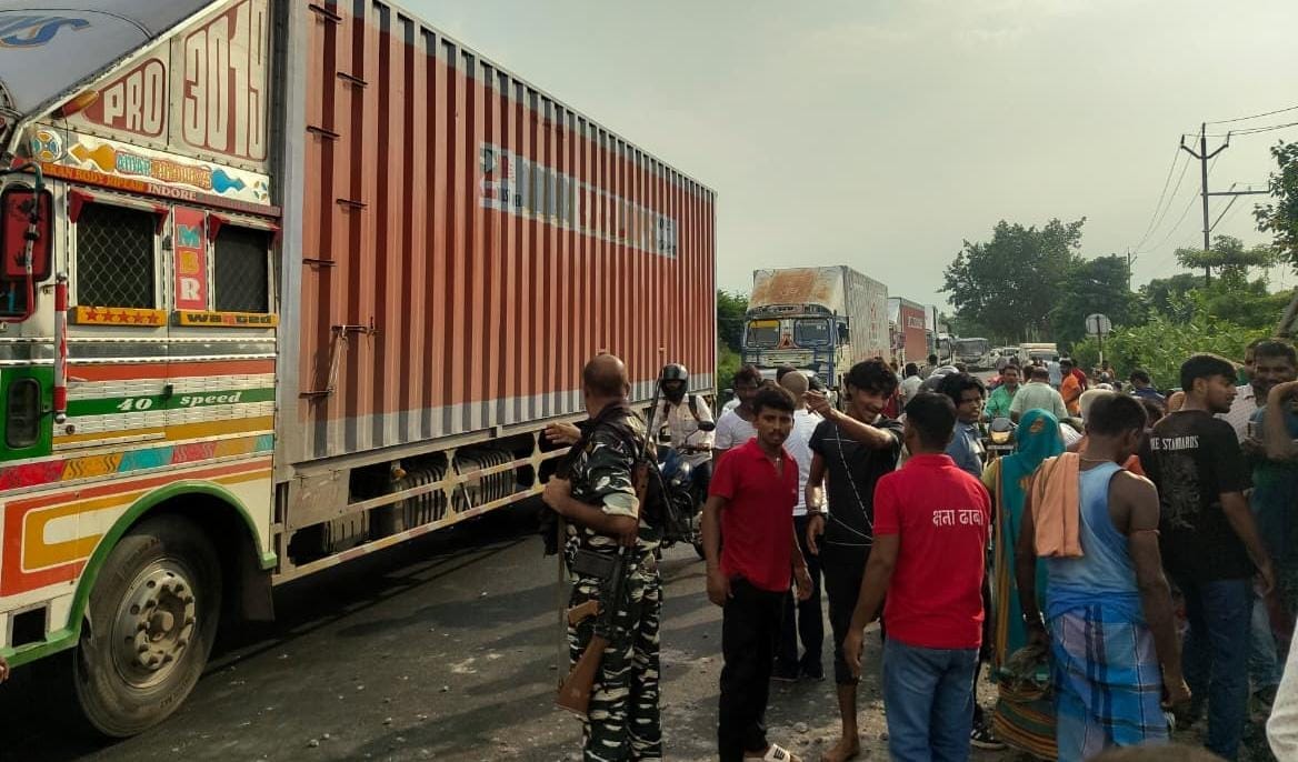 दरभंगा NH-27 पर दर्दनाक हादसा: रक्षाबंधन मनाकर लौट रहे मां-बेटे की कार 15 फीट के गड्ढे में गिरी, दोनों की मौत