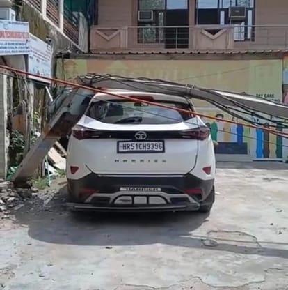 सेक्टर-31 आईपी कॉलोनी में ट्रक की चपेट में आया बिजली का तार, कार पर गिरा खंभा