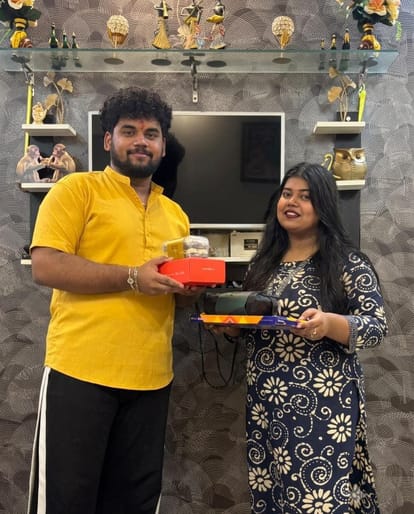 स्नेहा पाण्डेय और नवनीत पाण्डेयराखी के रंग में रंगा शहर, भाई की कलाई पर सजा बहनों का प्या