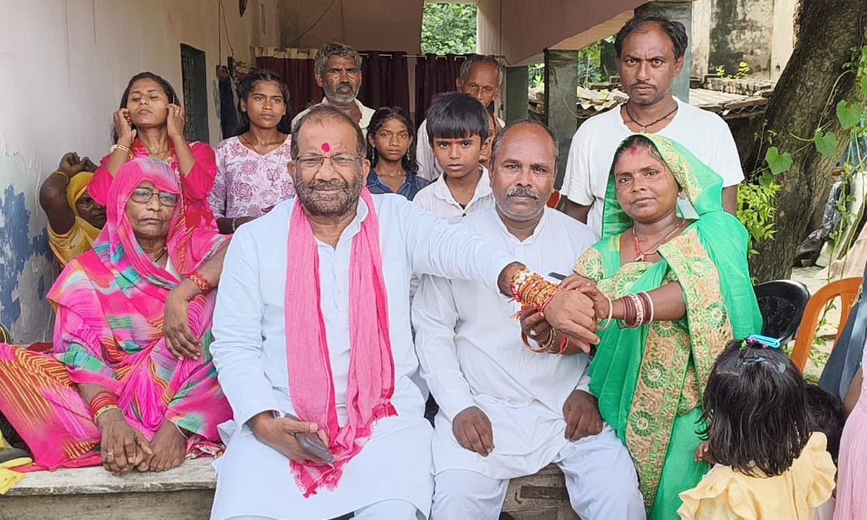 Sisters tied the thread of affection around their brothers' wrists and received an assurance of protection
