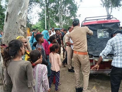 सिरसिया के चिल्हरिया मोड़ के पास किशोरी के शव को पोस्टमार्टम के लिए भिजवाते पुलिस कर्मी। 