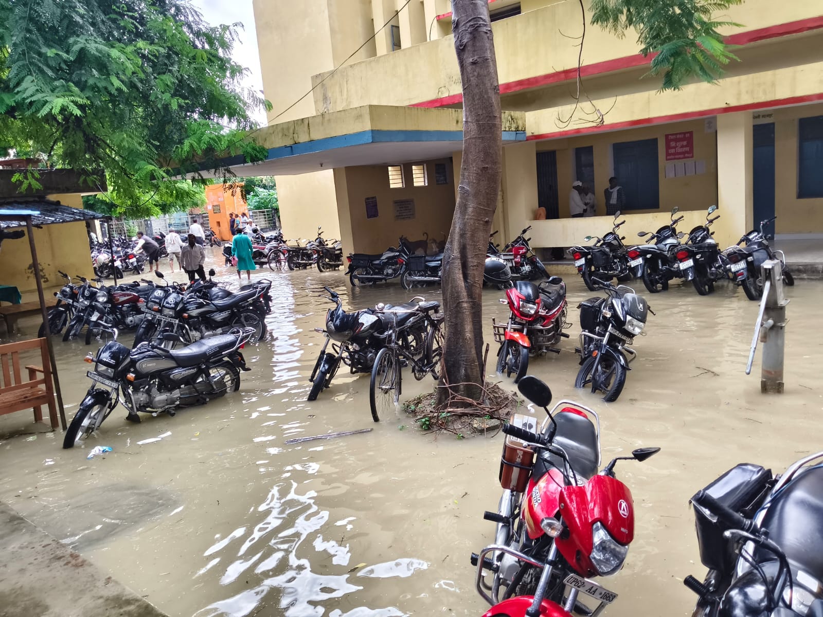 संशोधित-जल निकासी की व्यवस्था न होने से बरसात होने पर झील में तब्दील तहसील परिसर। अधिवक्ता
