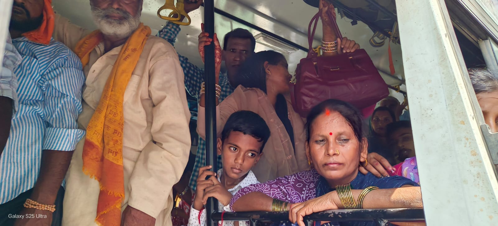 सीट न मिलने के कारण रोडवेज डिपो की बस में खड़े यात्री-संवाद