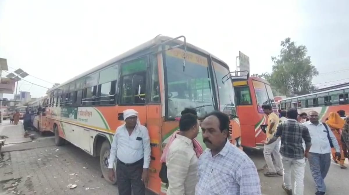 स्टैंड पर खड़ी बस में दिल्ली जाने के लिए बैठते यात्री। संवाद