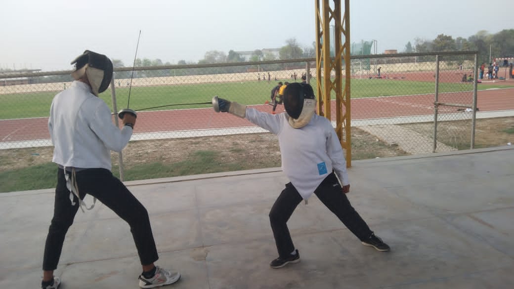 स्टेडियम में अभ्यास करते विपिन पांडेय और उनकी बड़ी बहन स्नेहा पांडेय। संवाद