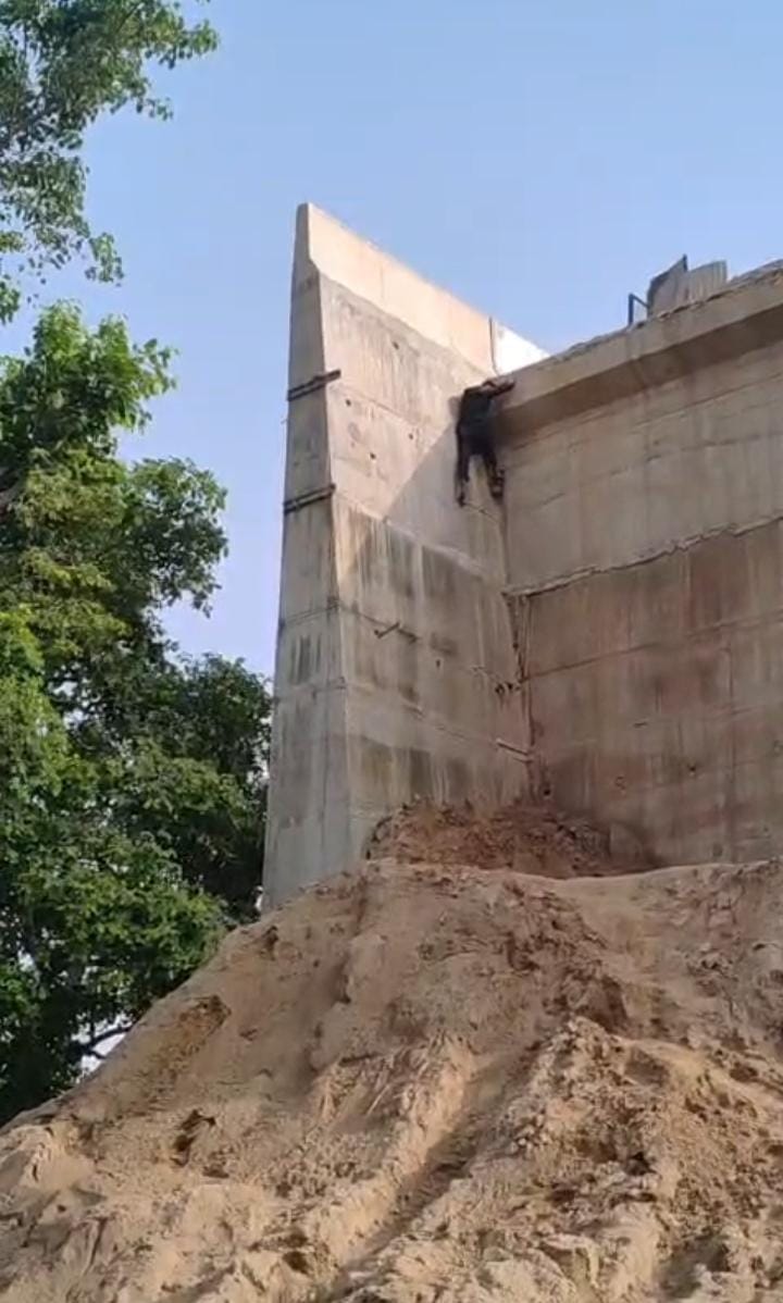 A young man climbed onto a concrete bridge after his motorboat stopped, video goes viral