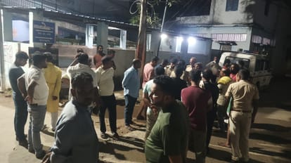 सदर अस्पताल में पोस्टमार्टम हाउस के बाहर लोगों का भीड़