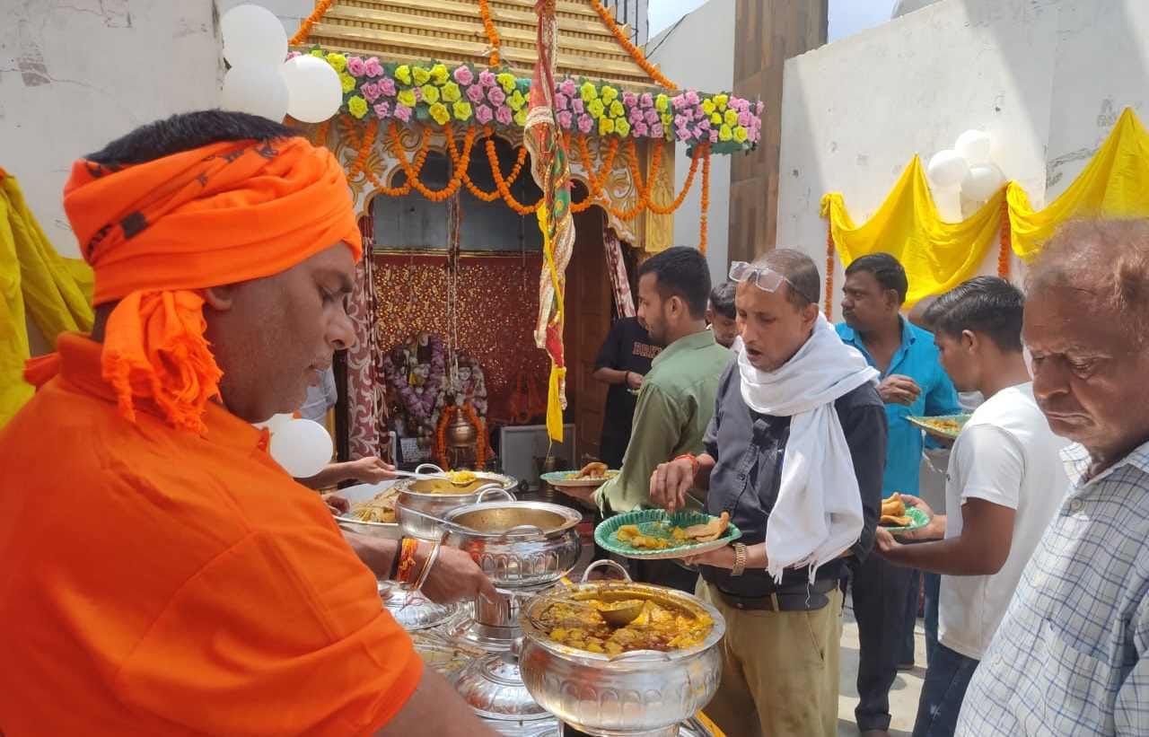 सिधारी स्थित श्री इच्छापूर्ति गौरीशंकर मंदिर में आयोजित भंडारे में प्रसाद ग्रहण करते श्रद्धालु