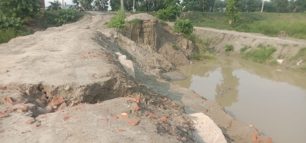 सियरकला के पास टूटी पुलिया। संवाद