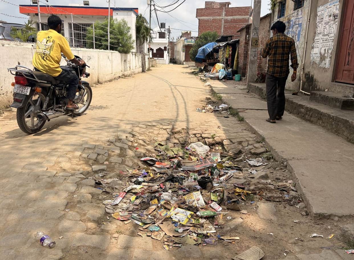 Siddharthnagar News: Road caves in at Indira Nagar; residents grapple with mud and darkness